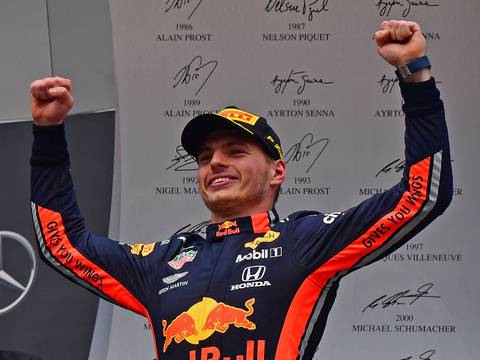 Verstappen celebra en frenética carrera