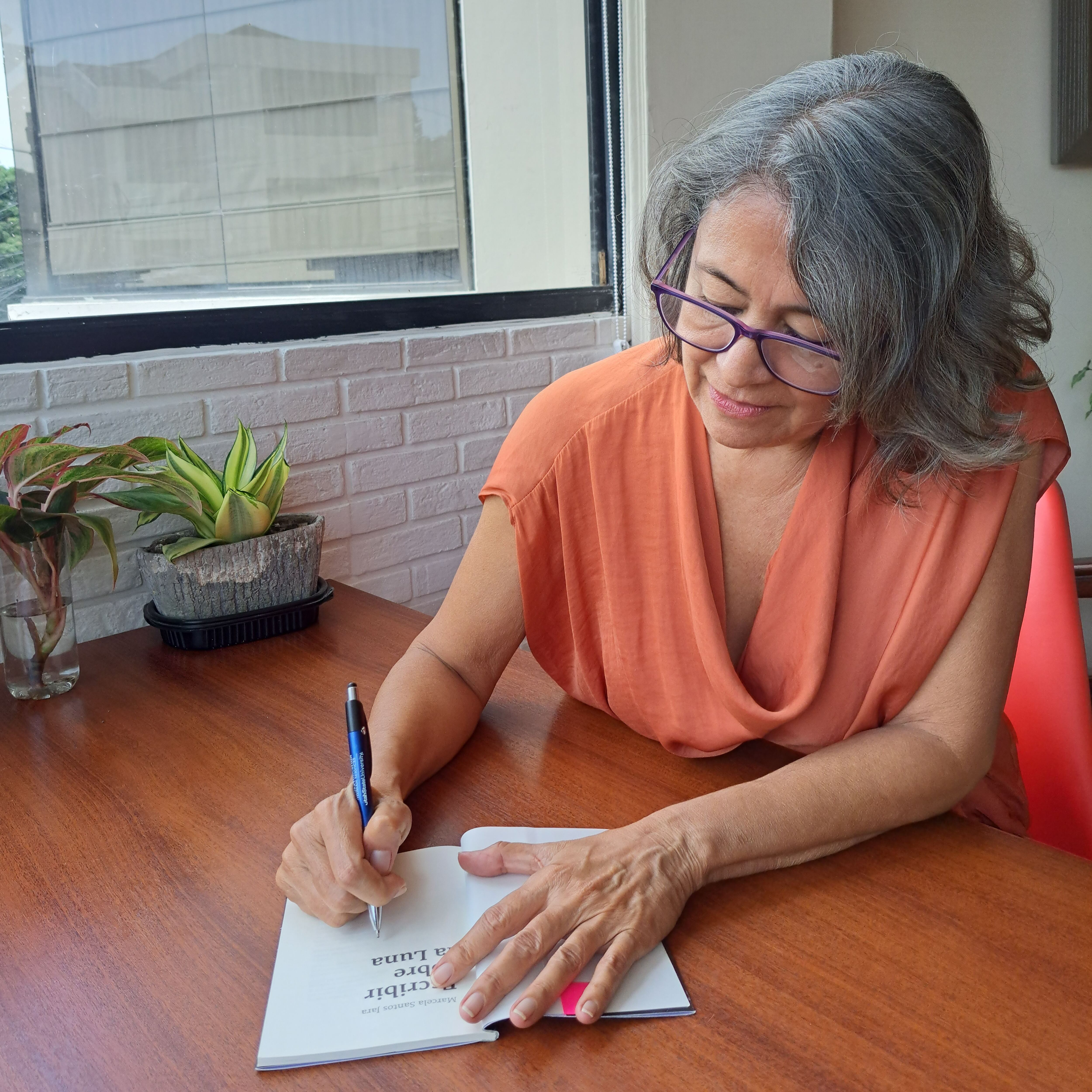 Marcela Santos Jara, educadora y escritora guayaquileña.