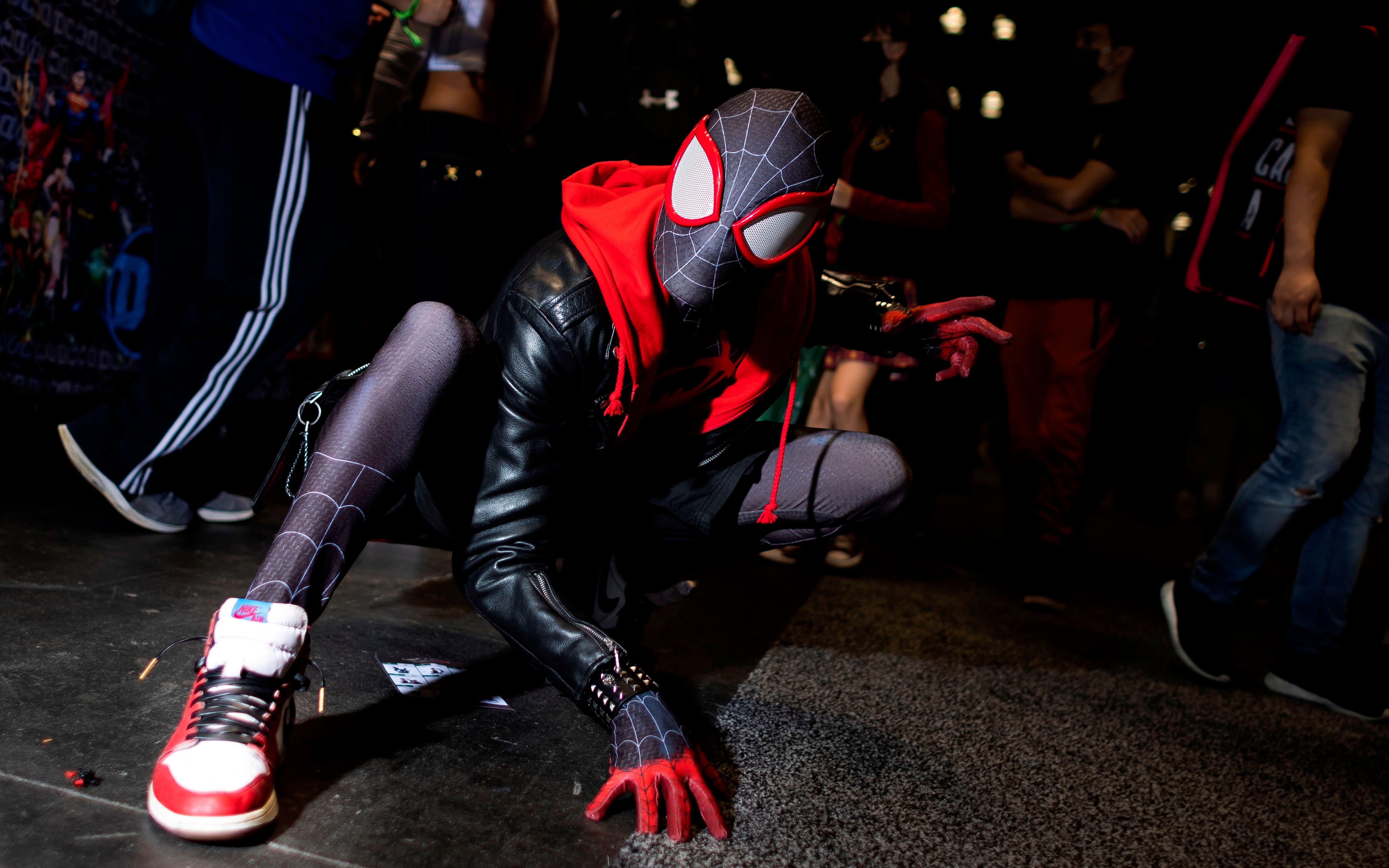 Iván Ramón, de Nueva York, se hace pasar por Spider-Man para una foto en el Comic-Con de Nueva York 2021 en el Centro de Convenciones Jacob K. Javits.
