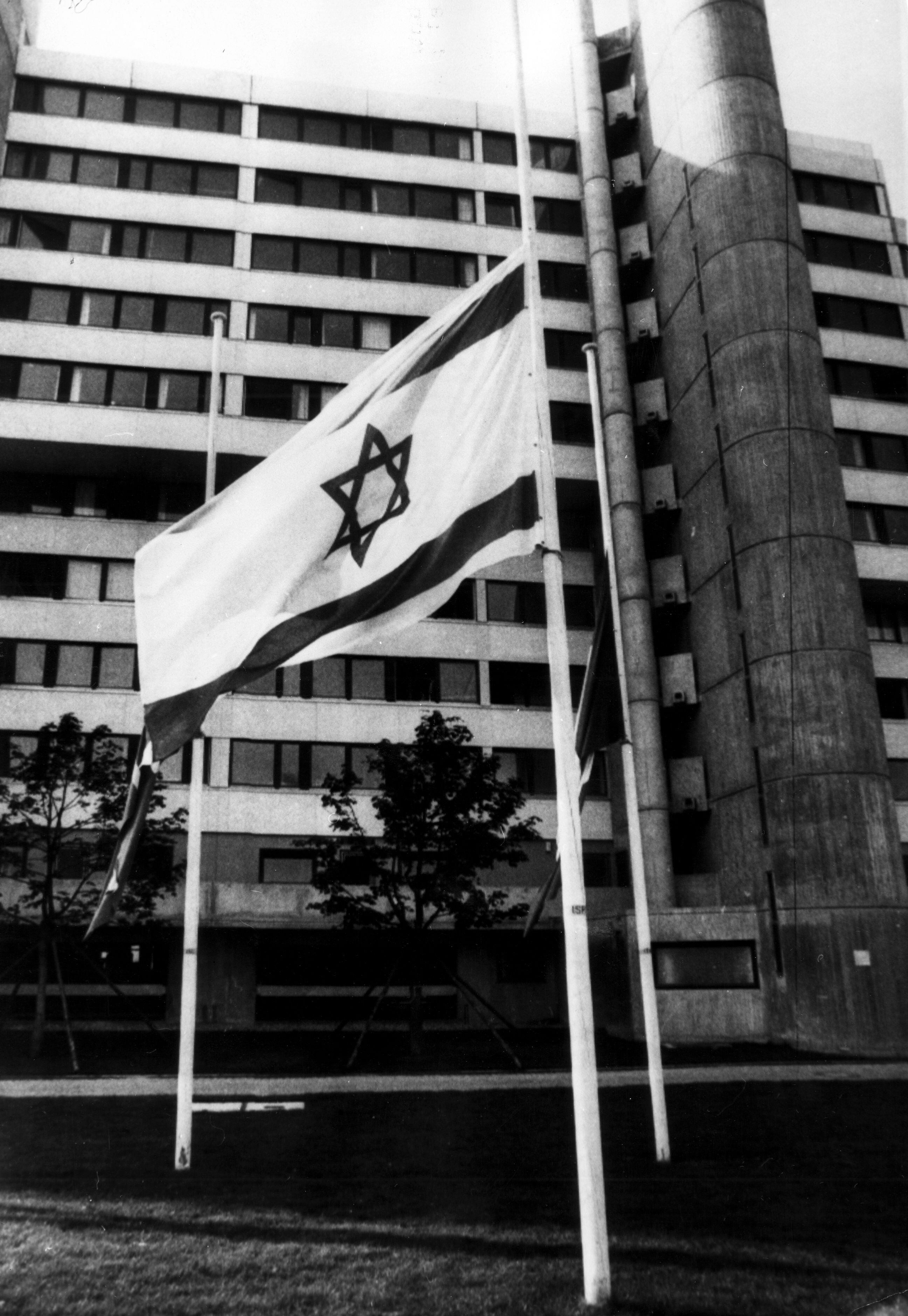 La bandera de Israel aparece izada a media asta durante el acto fúnebre celebrado en el estadio Olímpico en memoria de los atletas israelíes asesinados por los terroristas árabes. EFE. 