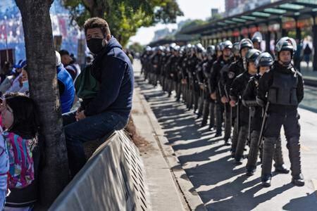 Manifestantes se concentran en Buenos Aires para reclamar ayudas sociales al gobierno.
