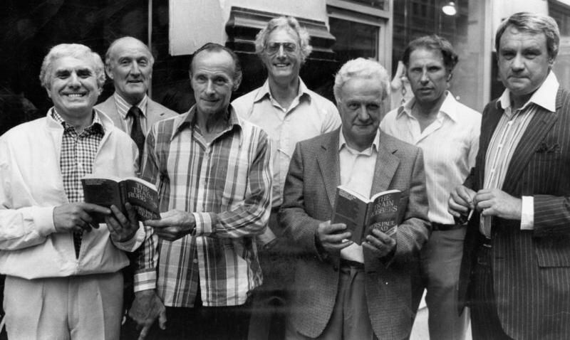 Los autores del Gran Robo del Tren con copias de el libro que escribieron en 1979. De izquierda a derecha: Buster Edwards, Tom Wisbey, Jim White, Bruce Reynolds, Roger Cordrey, Charlie Wilson y Jim Hussey.