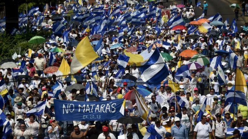 Los nicaragüenses descontentos con el gobierno salieron masivamente a las calles en 2018. GETTY IMAGES