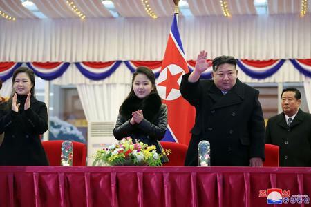 Kim Jong Un saluda mientras observa una gran actuación de Año Nuevo con su hija Ju Ae y su esposa Ri Sol Ju.