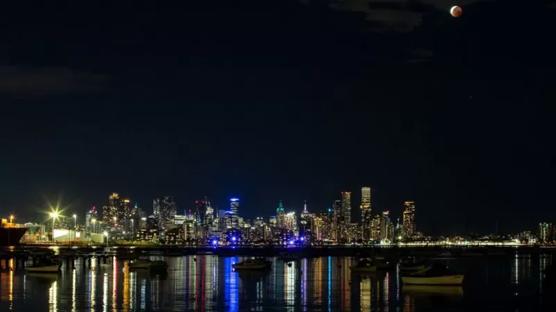GETTY IMAGES La Luna roja sobre la ciudad australiana de Melbourne.