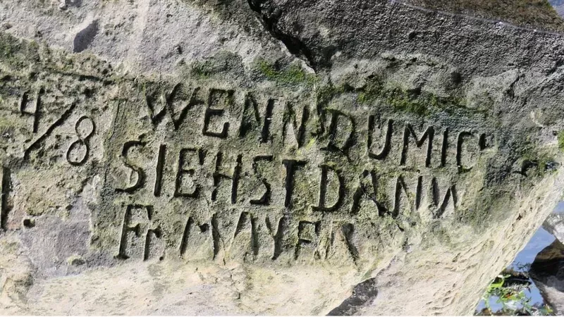 Inscripción en la piedra del hambre de Děčín: «Wenn du mich siehst, dann weine» («Si me ves, llora»). BERND GROSS/CC-BY-SA-3.0-DE