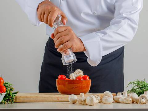 Consumir sal en exceso podría aumentar el riesgo de desarrollar cáncer de estómago, según estudio científico