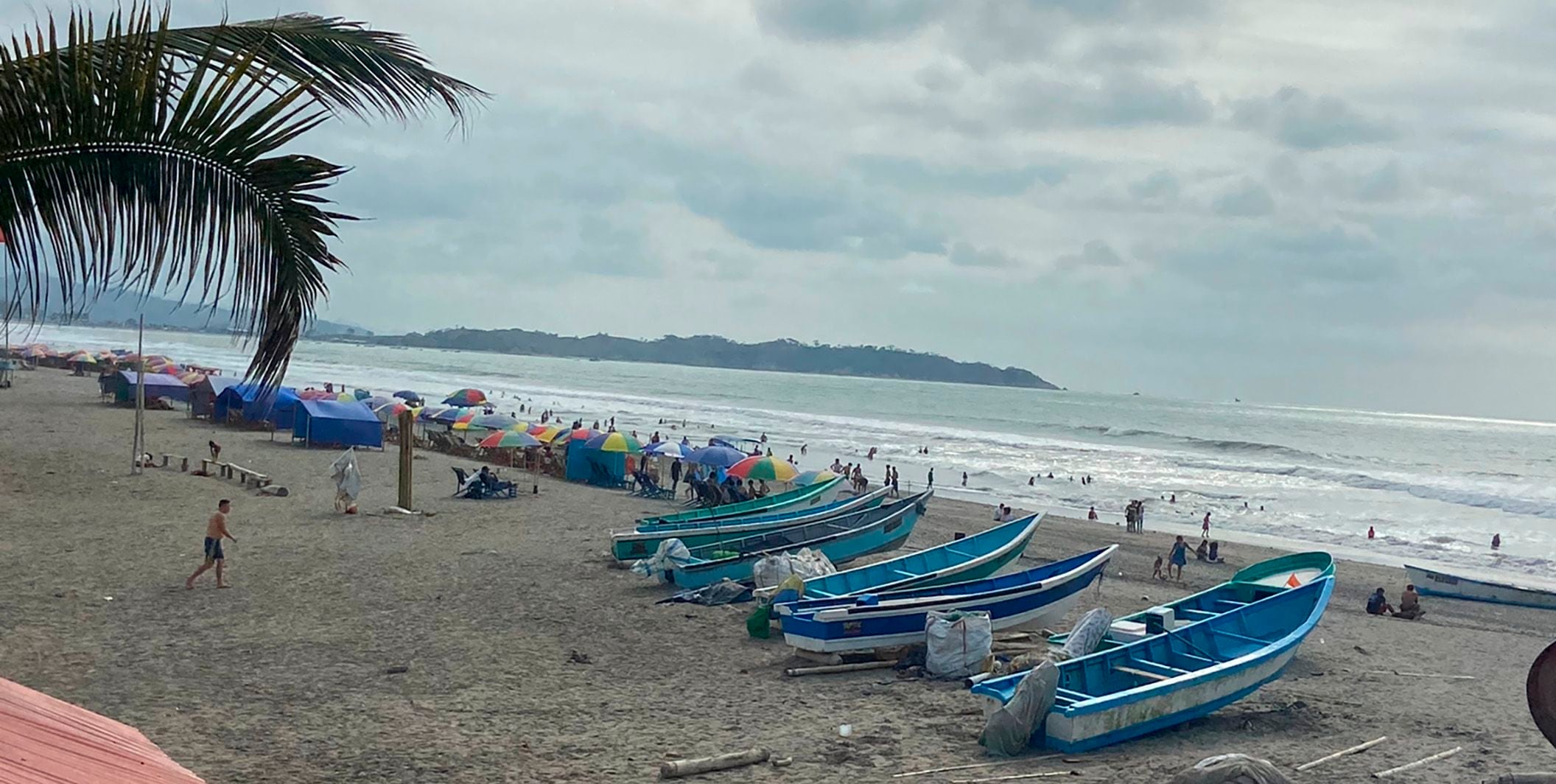 Municipios del norte de Manabí aconsejan a visitantes tomar precauciones al ingresar al mar, por el oleaje