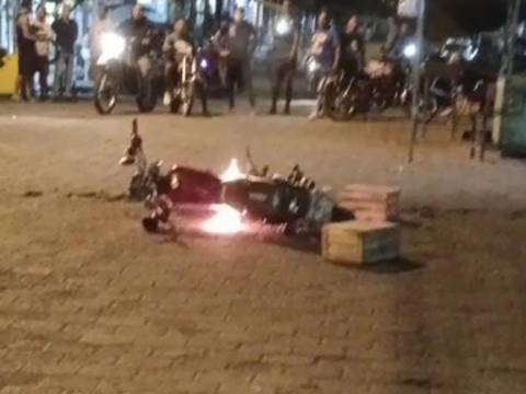 Una moto quemada y dos hombres golpeados en Manabí por turba que los vinculaba a atracos