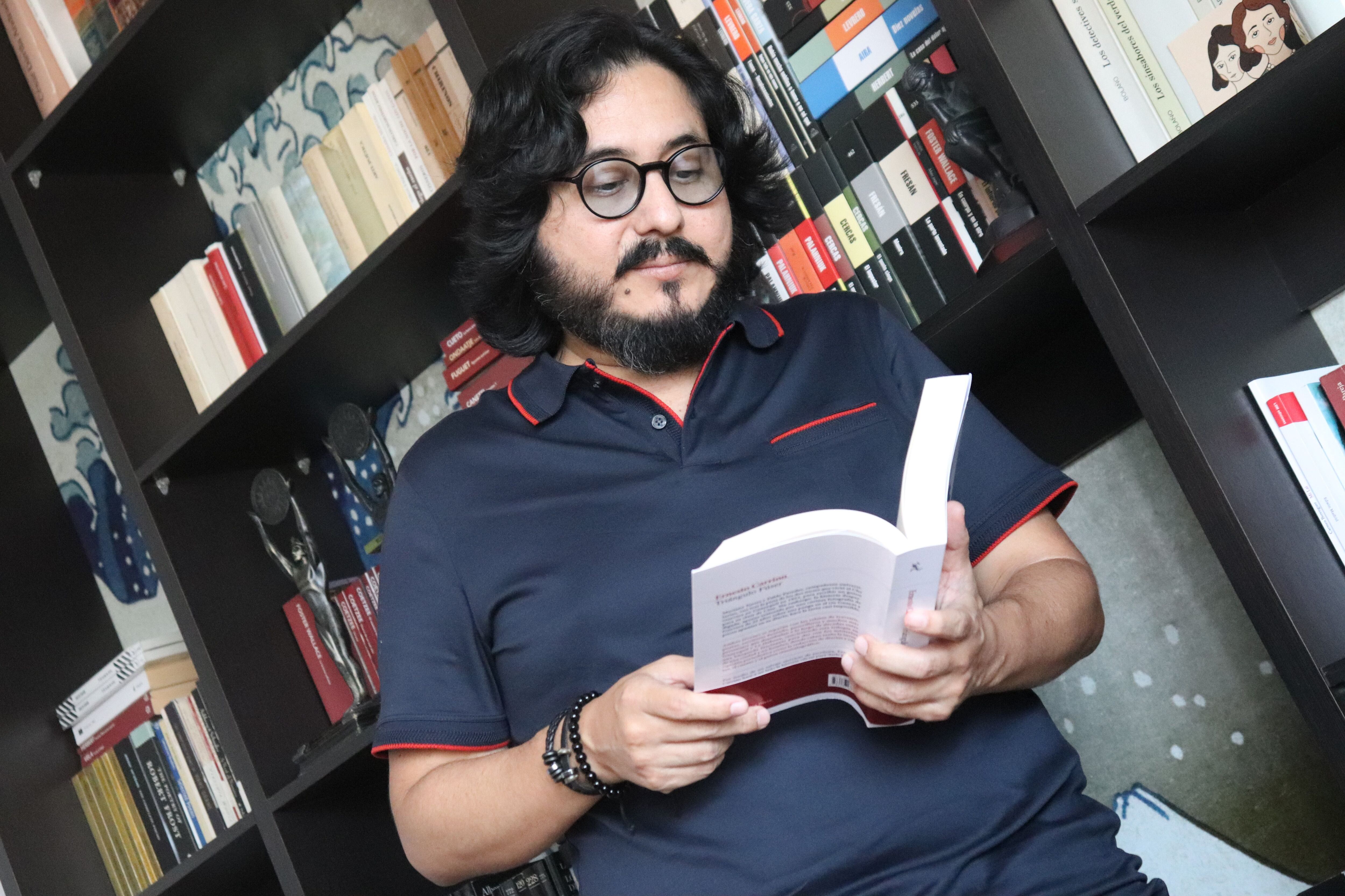 Ernesto Carrión viajó a Chile para continuar con la escritura de un libro de poesía, tras ganar la beca Gonzalo Rojas 2023-2024 de la Universidad de Concepción.