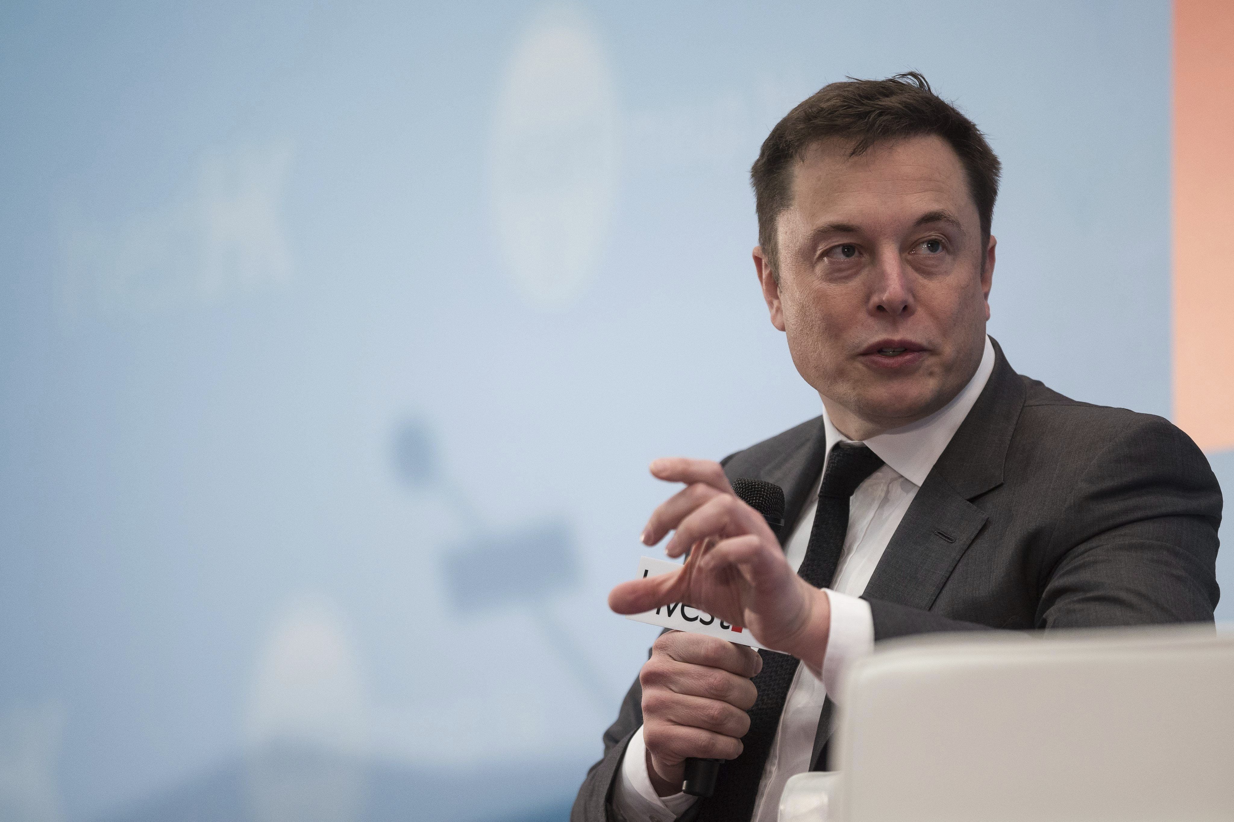 “Doloroso, pero necesario”. Elon Musk anuncia marcas de verificación doradas, azules y grises para Twitter, desde la próxima semana