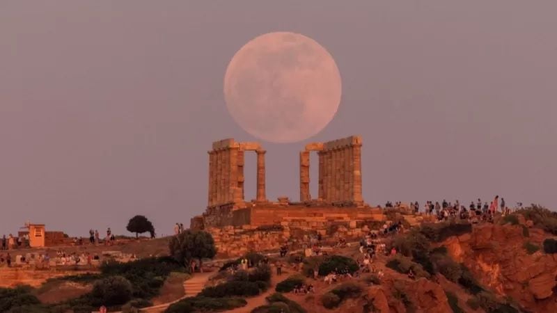 En Grecia, los espectadores se reunieron en el Templo de Poseidón, cerca de Atenas, para observar la Luna antes del eclipse completo. REUTERS