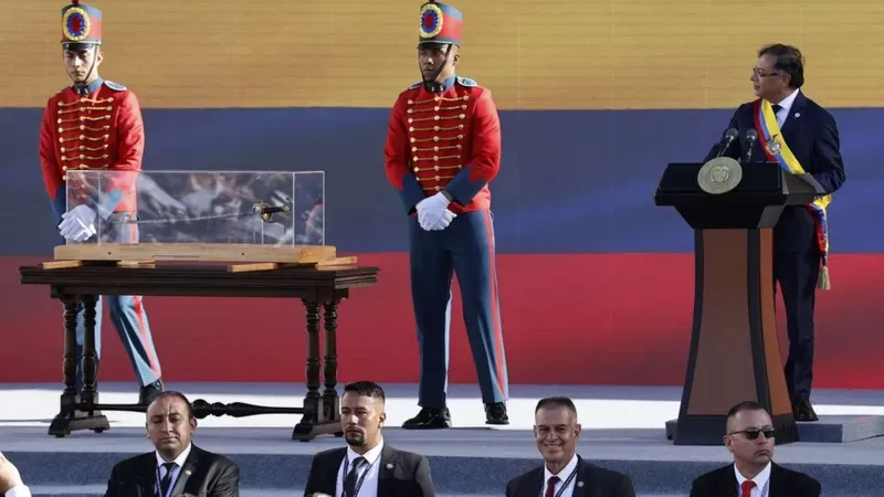 La primera (y repentina) orden del presidente de Colombia Gustavo Petro fue que llevaran a la plaza de Bolívar la espada de Bolívar. EPA