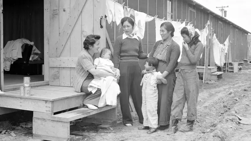 GETTY IMAGES Personas de ascendencia japonesa en uno de los centros de reunión en Salinas, California, donde vivieron temporalmente antes de ser trasladados a los centros de reubicación. 31/03/1942.