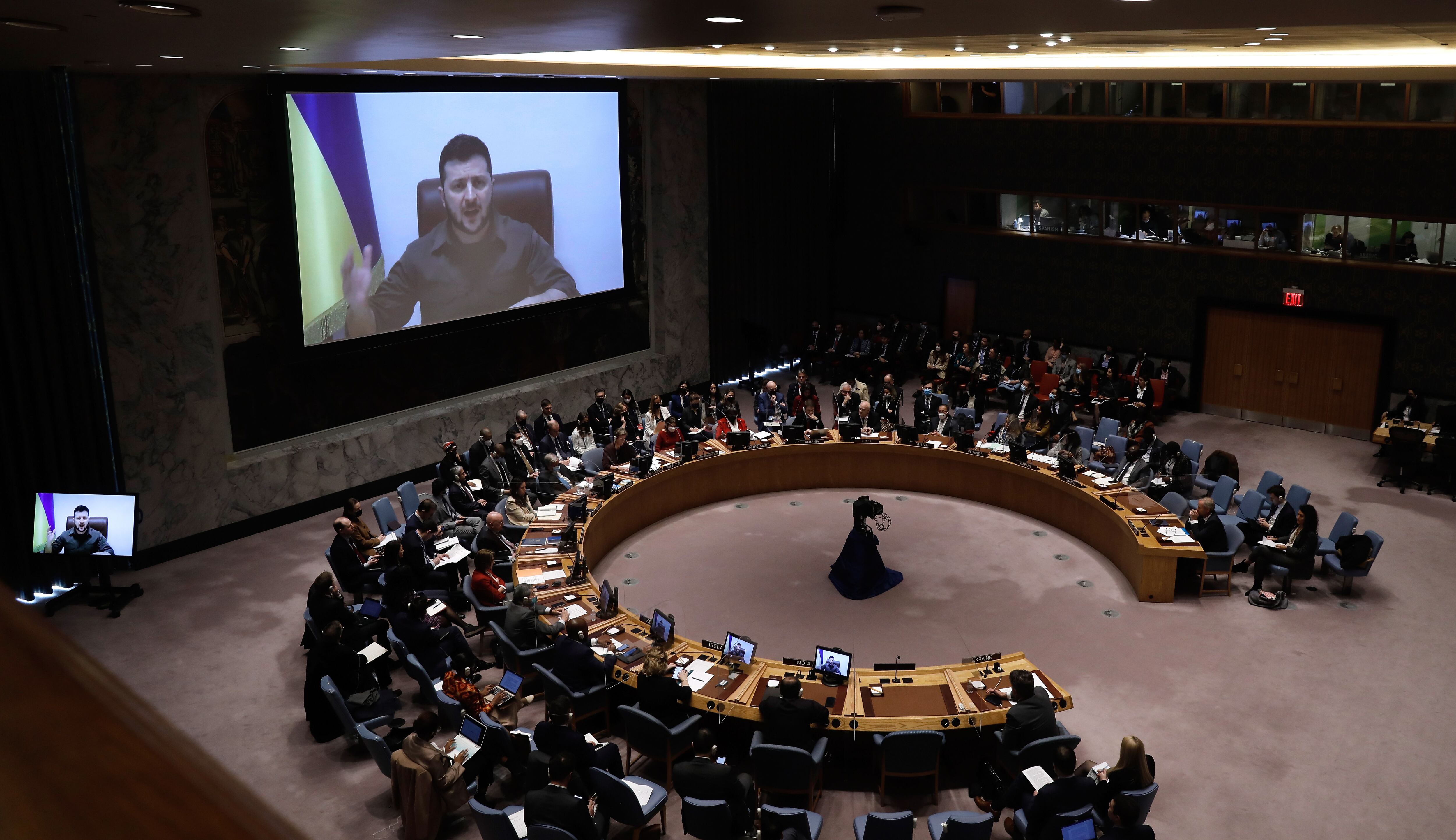 El presidente de Ucrania, Volodímir Zelenski, es escuchado, este 5 de abril de 2022, por el Consejo de Seguridad de la ONU, a través de videoconferencia. EFE/Peter Foley 