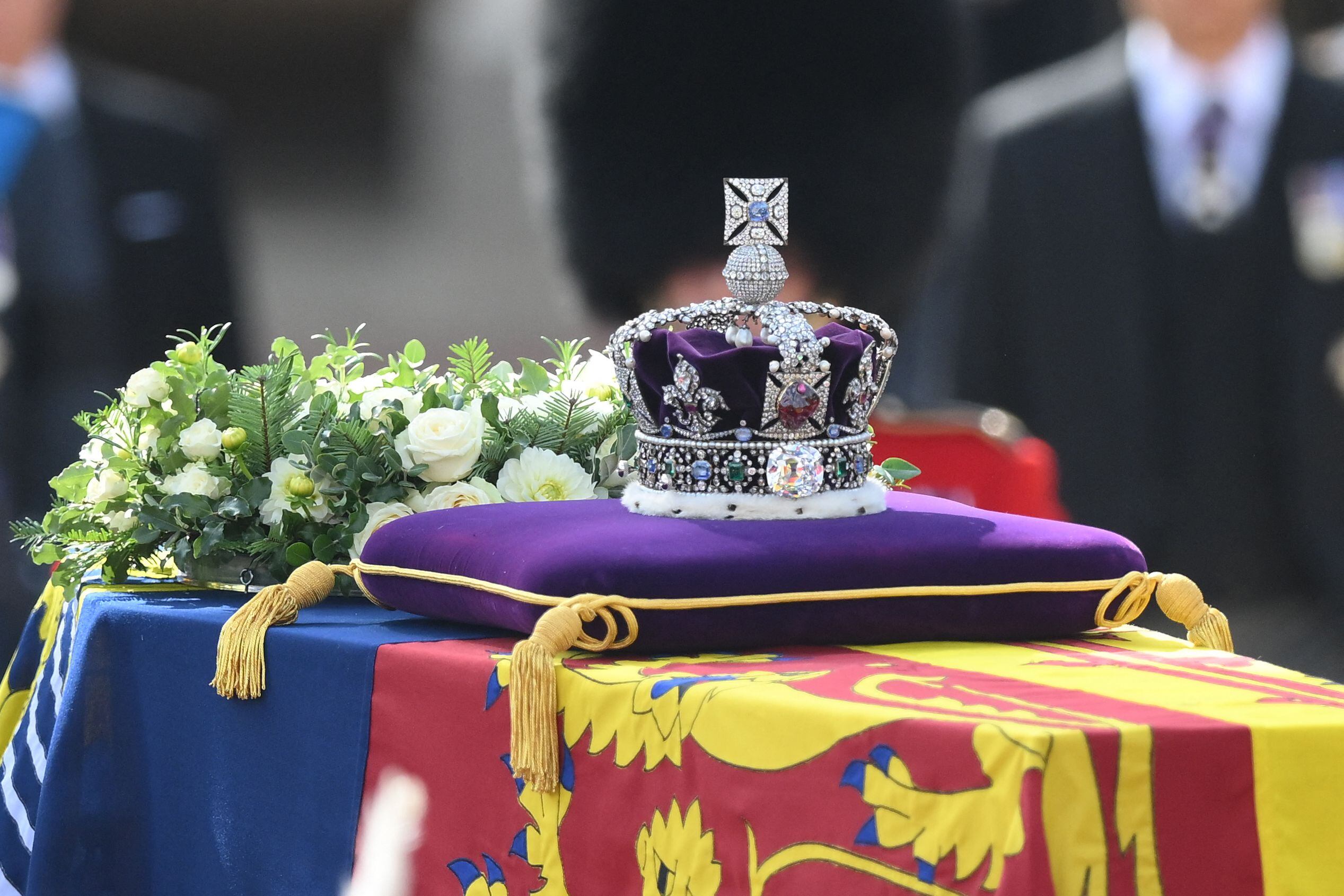 El ataúd de la reina Isabel II, adornado con un estandarte real y la corona del estado imperial.