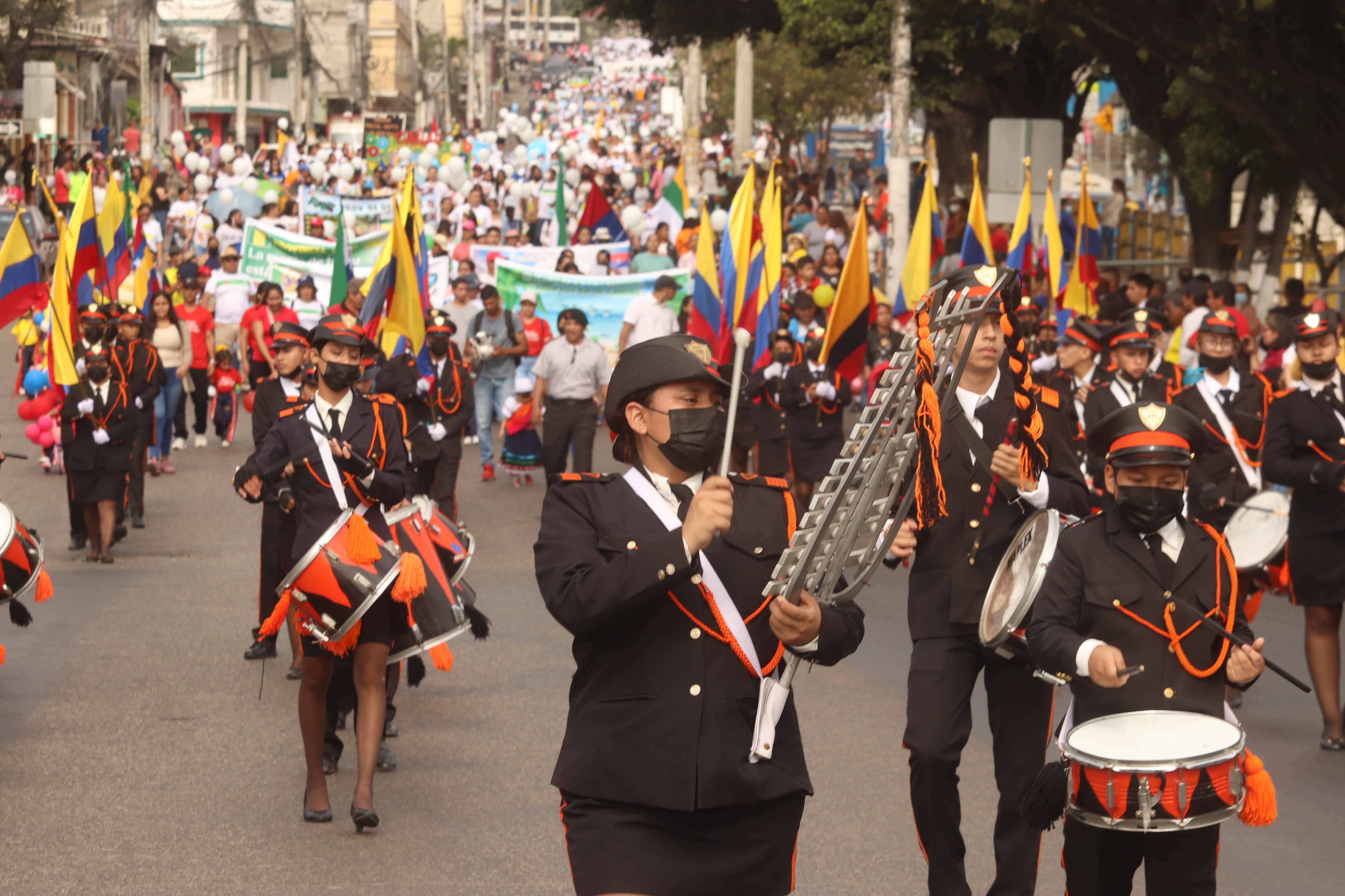En la Florida, sector afectado por la inseguridad, los alumnos rinden tributo a Guayaquil y hacen llamado a la paz en desfile