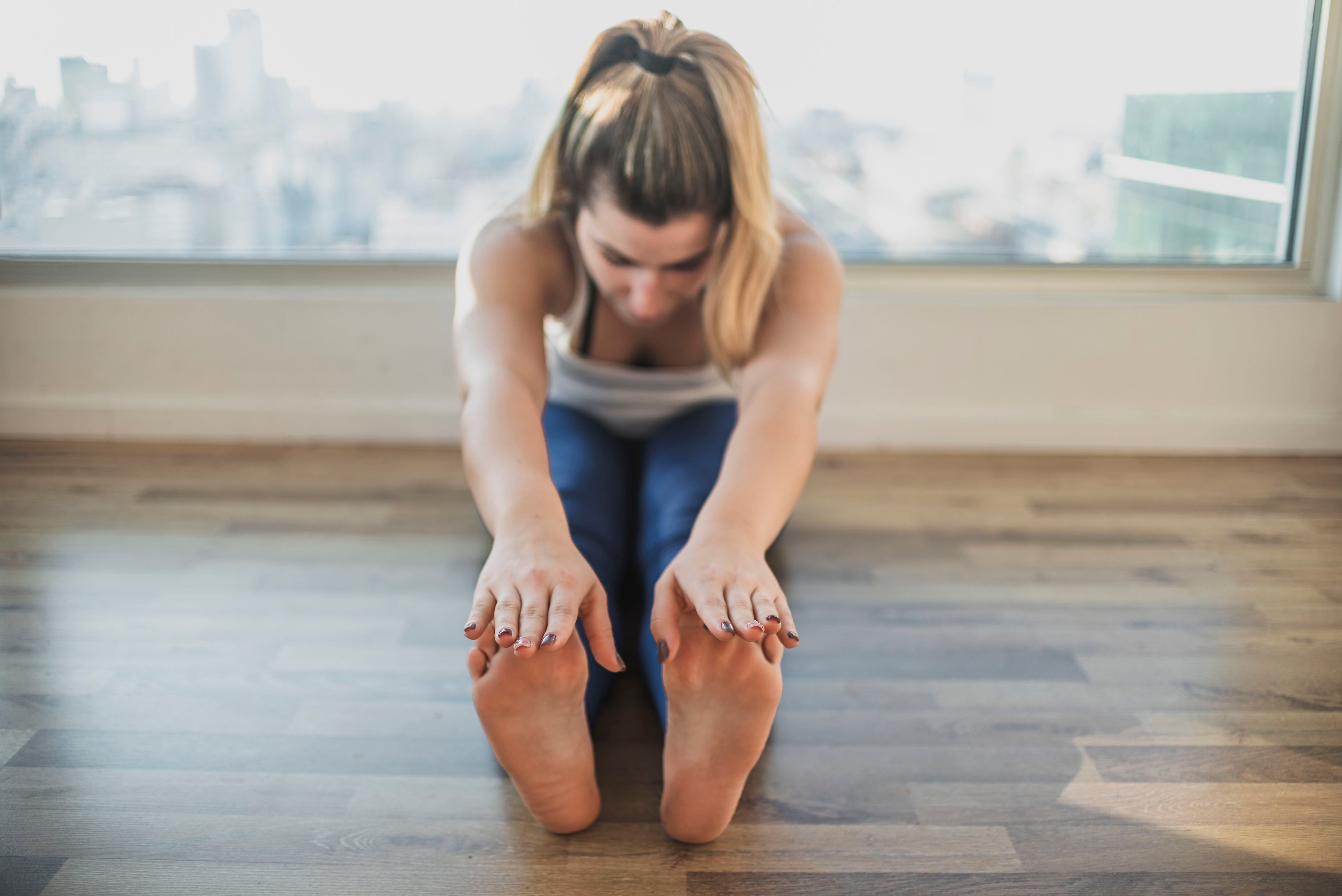 Cómo hacer pilates en casa? Solo apóyate en la pared y disfruta de