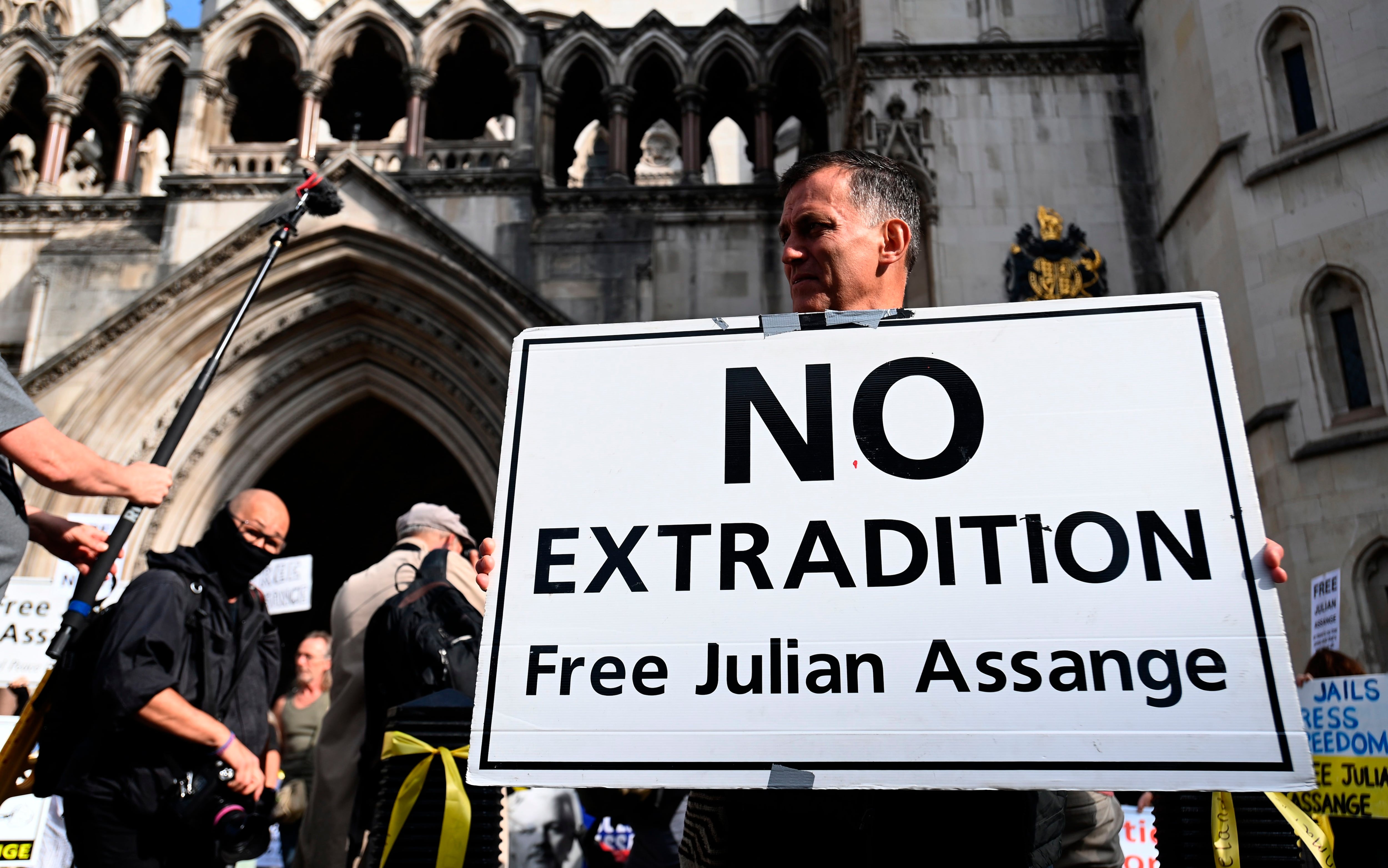 Diputados franceses abogan por darle “asilo político” a Julian Assange