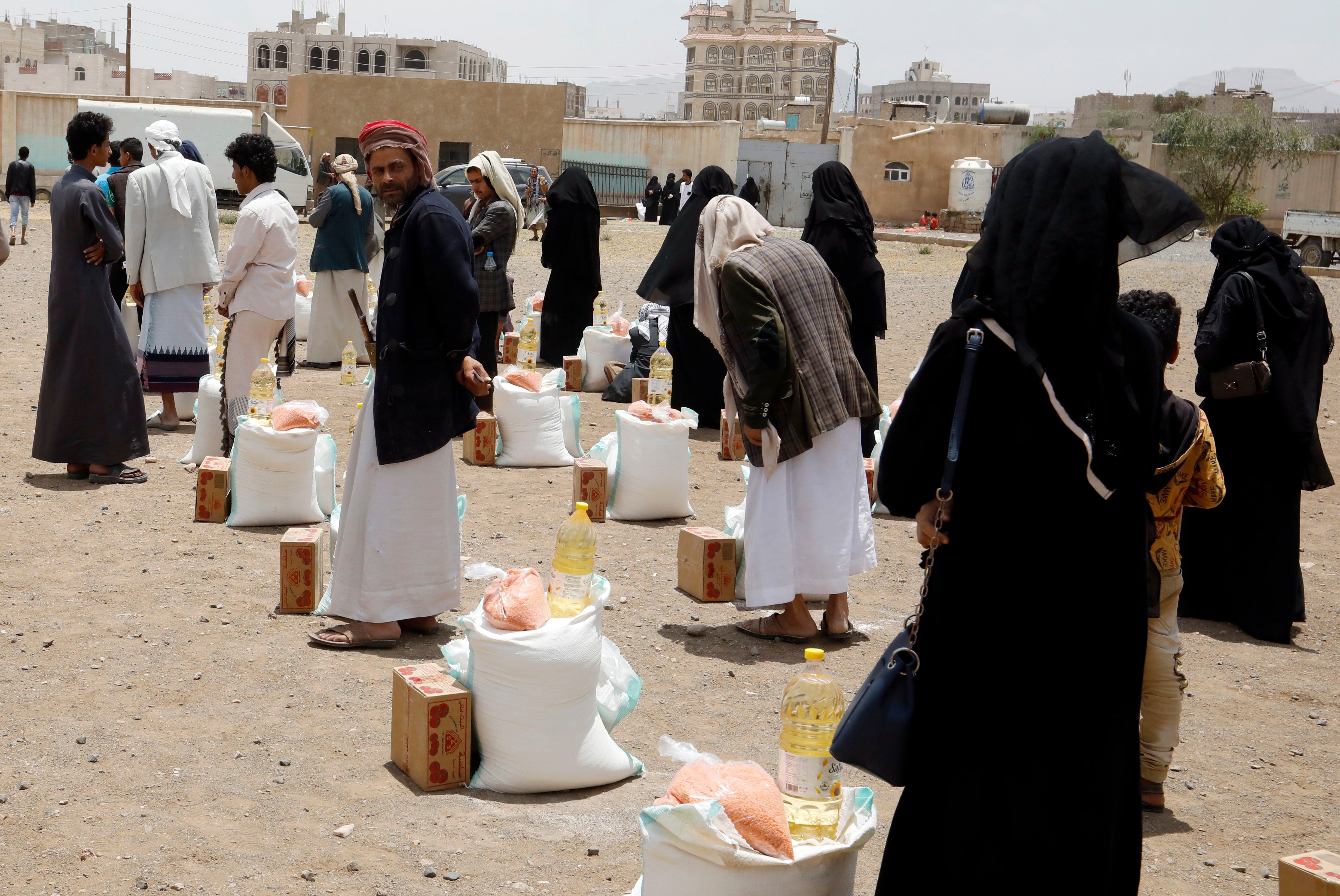 Habitantes en Sana'a, Yemen, reciben ayudas alimentarias, en una fotografía de archivo.EFE/EPA/Yahya Arhab 