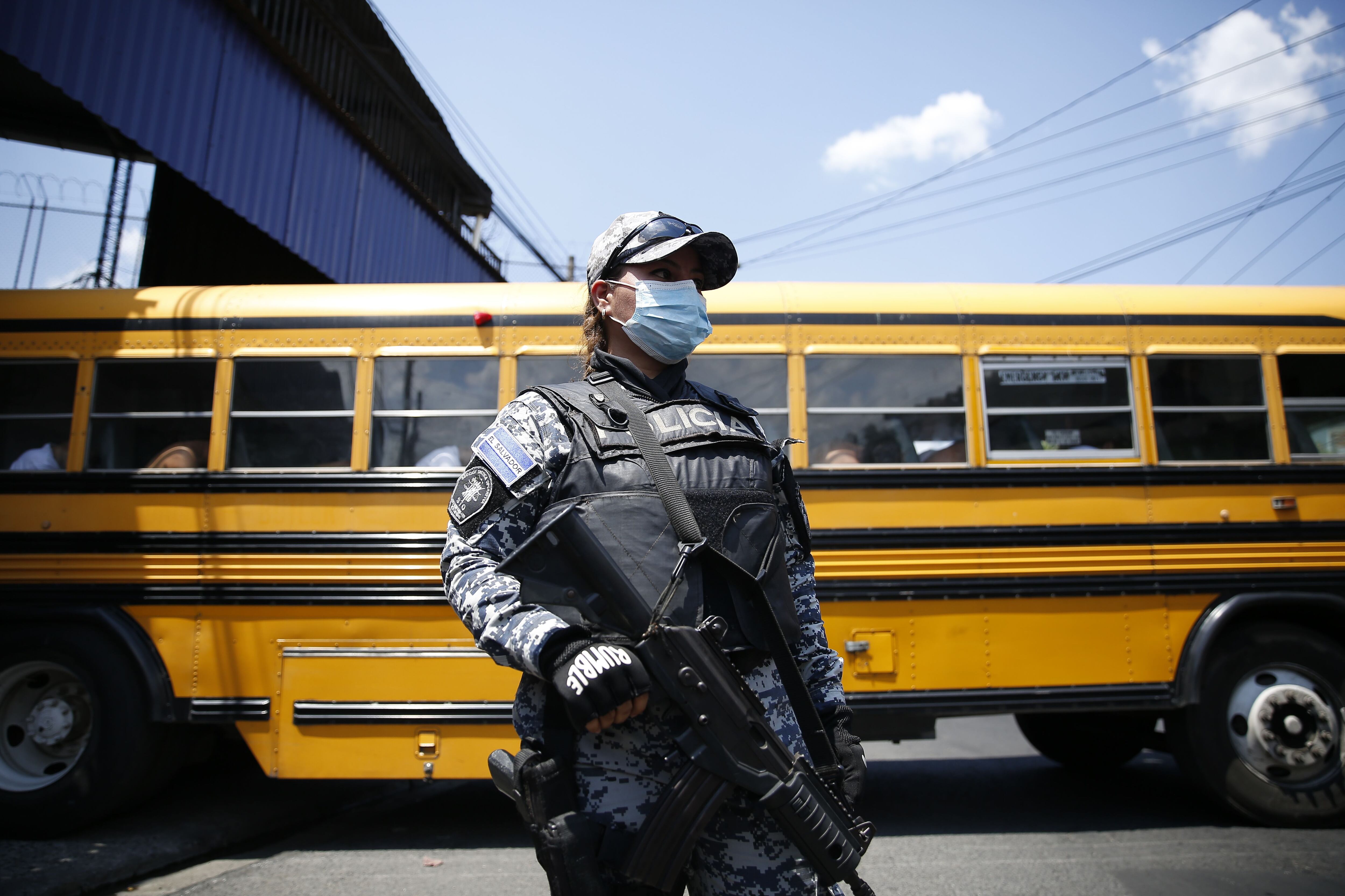 Supuestos "pandilleros" son trasladados , desde la delegación policial ""El Penalito"", hacia una cárcel de San Salvador (El Salvador), en una fotografía de archivo. EFE/ Rodrigo Sura 
