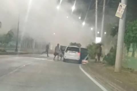 En Bahía de Caráquez delincuentes prenden fuego a dos vehículos