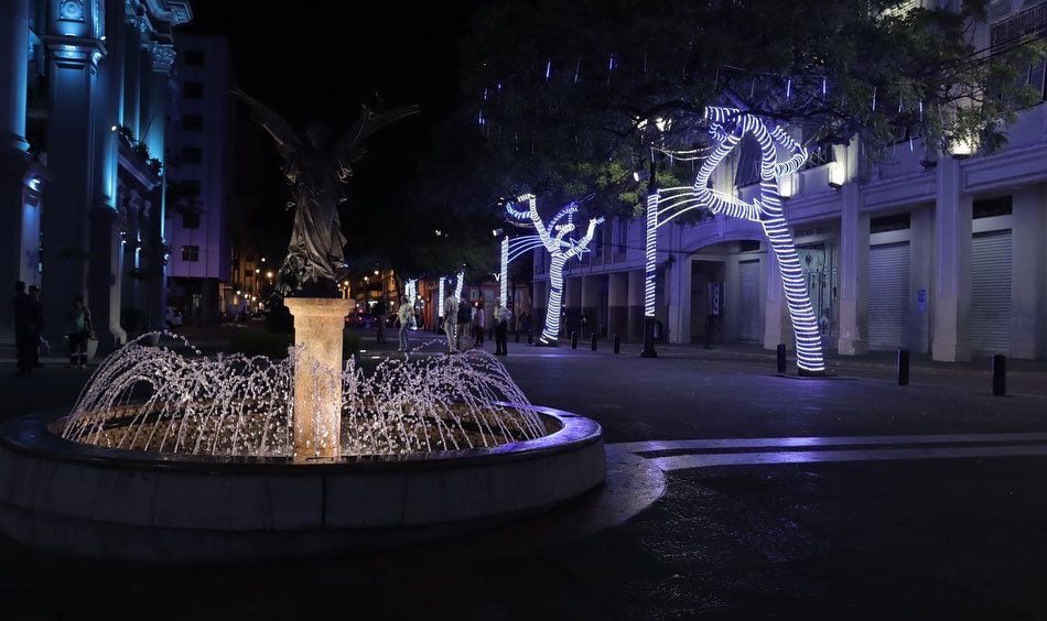 Luces led iluminan la plaza de la Administración como parte de los homenajes por los 202 años de independencia de Guayaquil