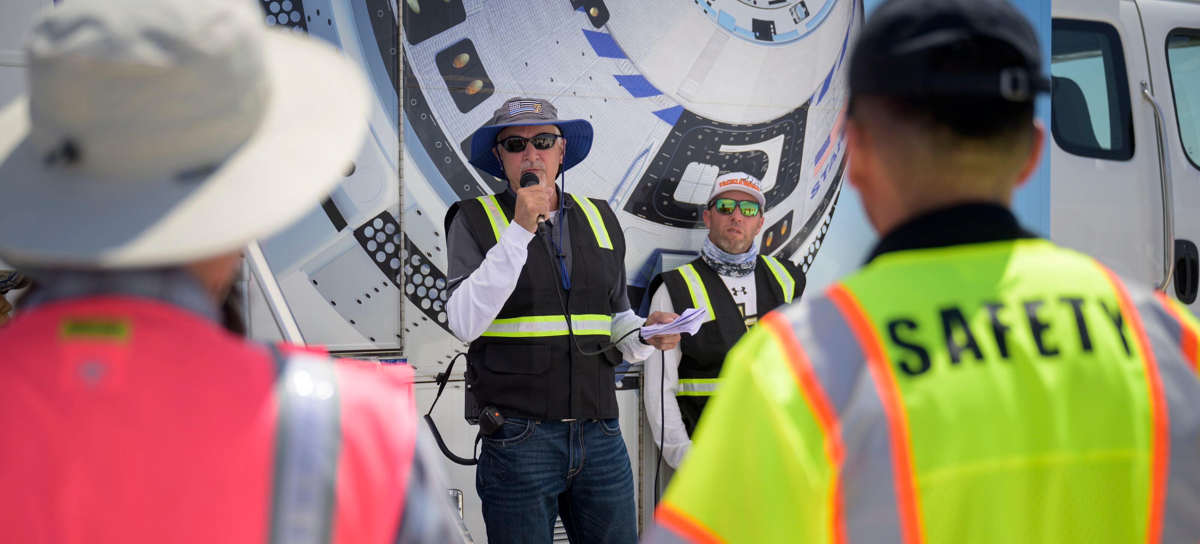 Una foto proporcionada por la NASA muestra a los equipos de la NASA y Boeing preparándose para el aterrizaje de la nave espacial CST-100 Starliner de Boeing en el puerto espacial de White Sands Missile Range, en Nuevo México, este 25 de mayo de 2022. EFE/EPA/Bill Ingalls NAS 