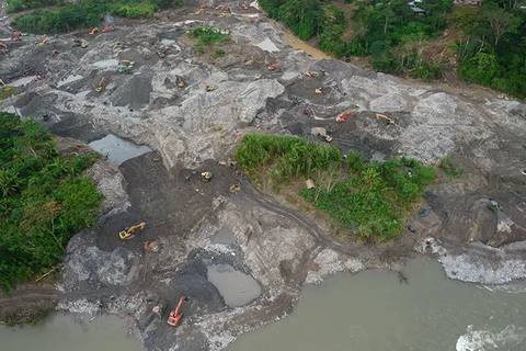 Comunidades piden al Gobierno declarar en emergencia a la Amazonía ecuatoriana por minería ilegal 