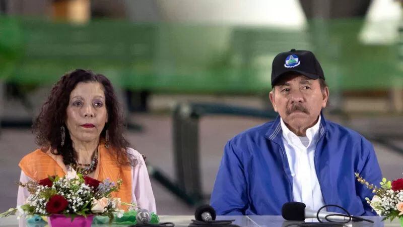 El matrimonio que gobierna Nicaragua: la vicepresidenta Rosario Murillo, de 71 años, y el presidente Daniel Ortega, de 76. GETTY IMAGES
