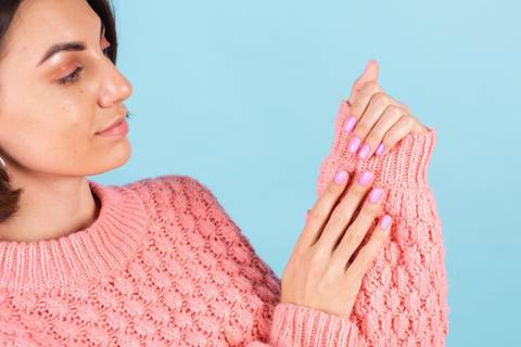 Efecto terciopelo: la manicura que está en tendencia esta temporada y queda de maravilla en uñas cortas