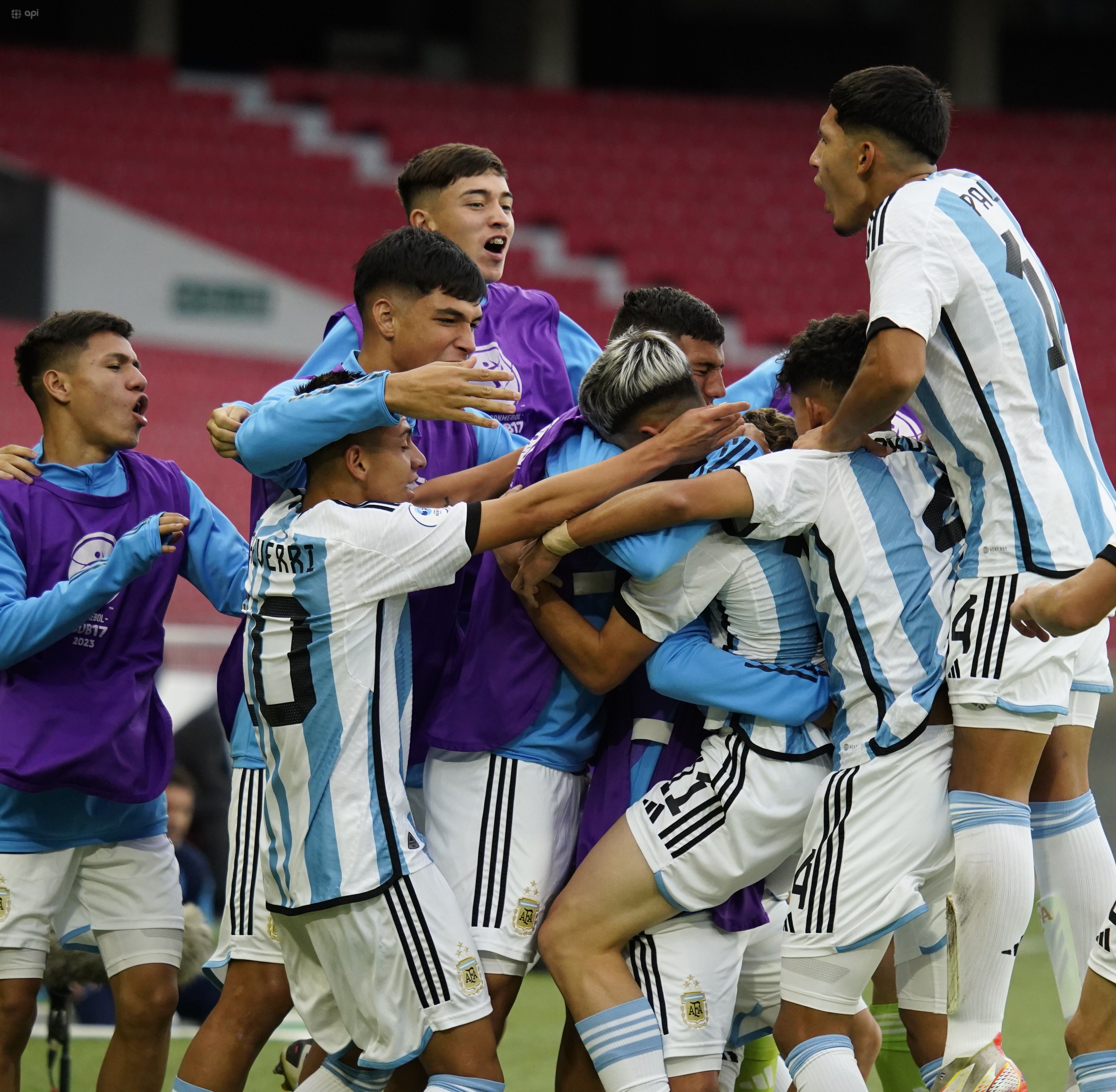 Argentina celebra ante una luchadora Venezuela, en la fecha 2 del hexagonal final del Sudamericano sub-17