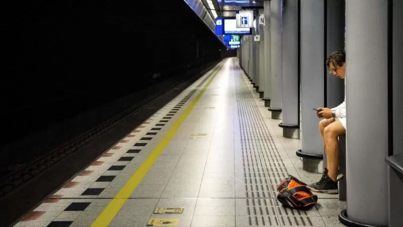 Muchos servicios de metro en capitales europeas no funcionan durante la noche. GETTY IMAGES
