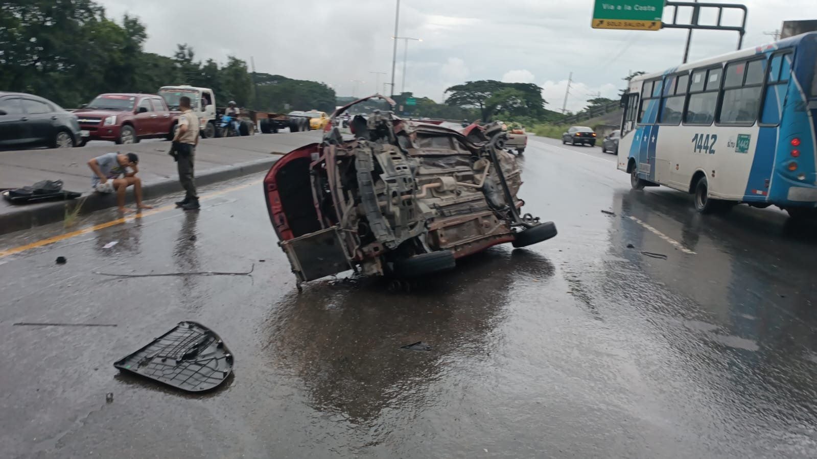 Varios accidentes de tránsito en Guayaquil tras intensa lluvia y calzada mojada 