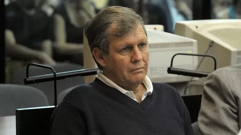 Alfredo Astiz, quien décadas más tarde fue condenado por violaciones a los derechos humanos durante el régimen militar, encabezó la operación argentina en las islas Georgias del Sur. Getty Images