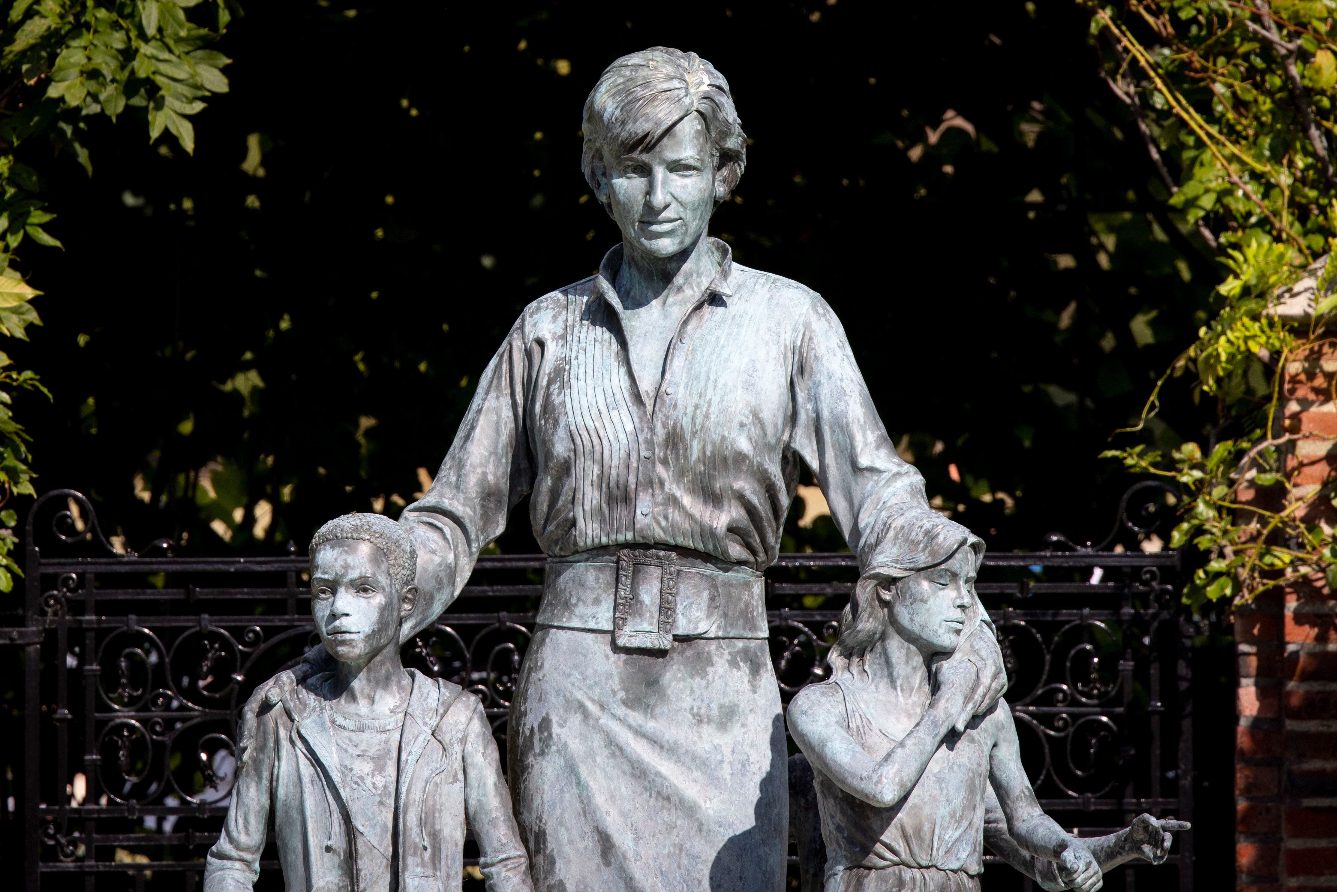 La escultura de bronce fundido de casi tamaño natural de Diana, Princesa de Gales, representada en el Sunken Garden del Palacio de Kensington, residencia de la británica Diana, Princesa de Gales durante el matrimonio y después del divorcio, en Hyde Park en Londres, Gran Bretaña, el 24 de agosto de 2022. 