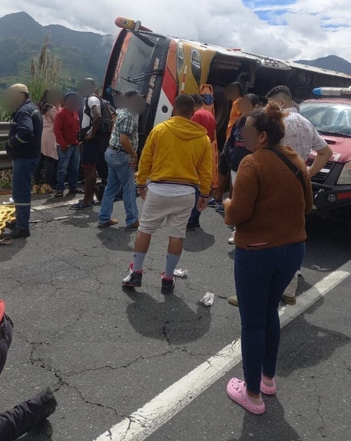 Un muerto y siete heridos tras volcamiento de bus interprovincial en la zona de Tandapi, en la vía Alóag-Santo Domingo de los Tsáchilas