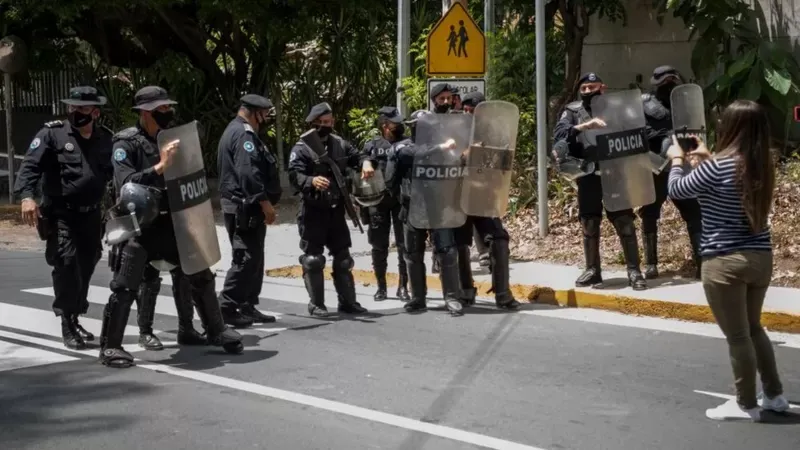 Policía frente a la casa de Chamorro Barrios. Getty Images