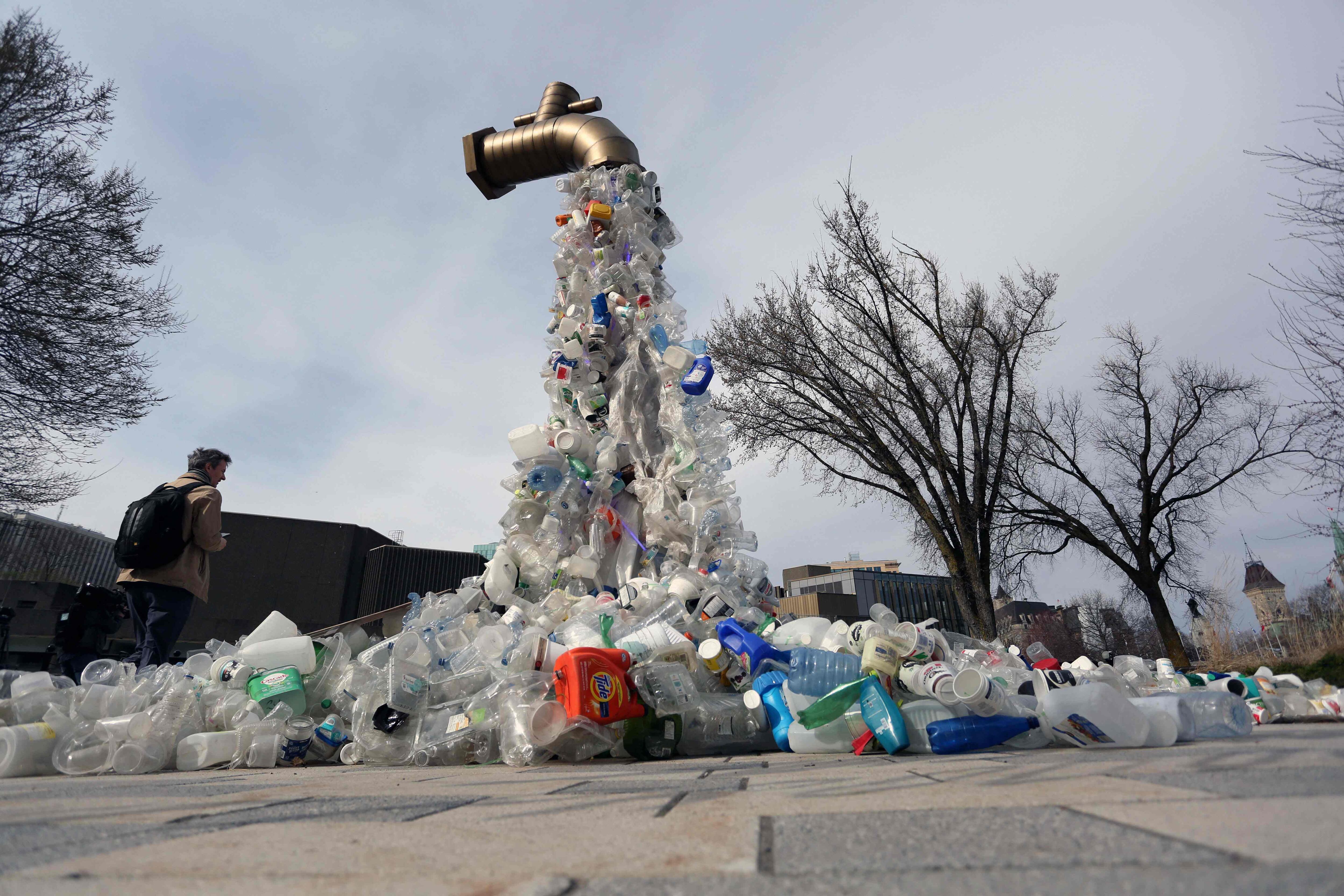 Escultura 'El gran grifo plástico', del artista canadiense Benjamin Von Wong, fuera de la sede del Tratado Global de Plásticos, en Ottawa. 