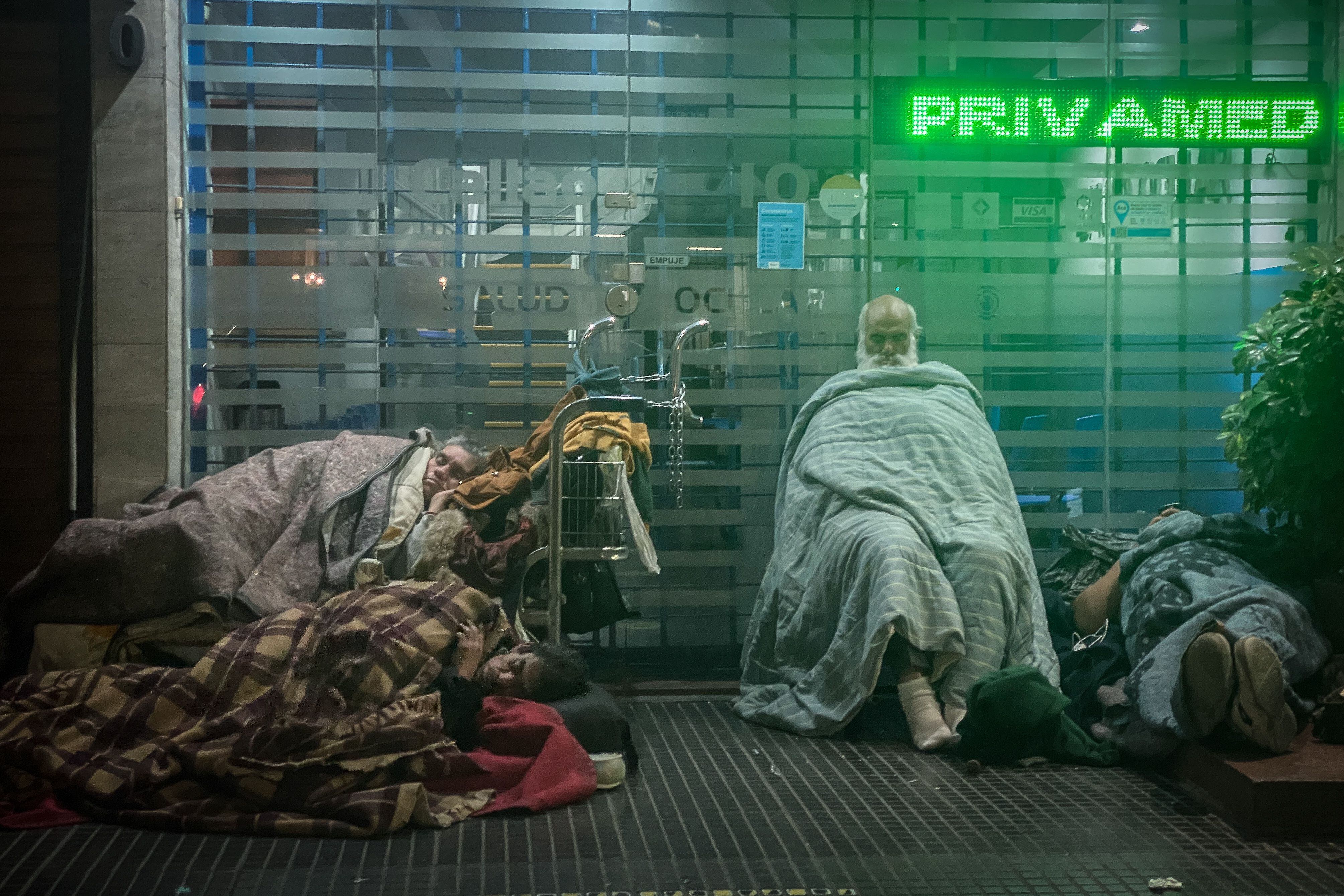 Varias personas duermen en la calle, el 20 de julio de 2022, en Buenos Aires (Argentina). EFE