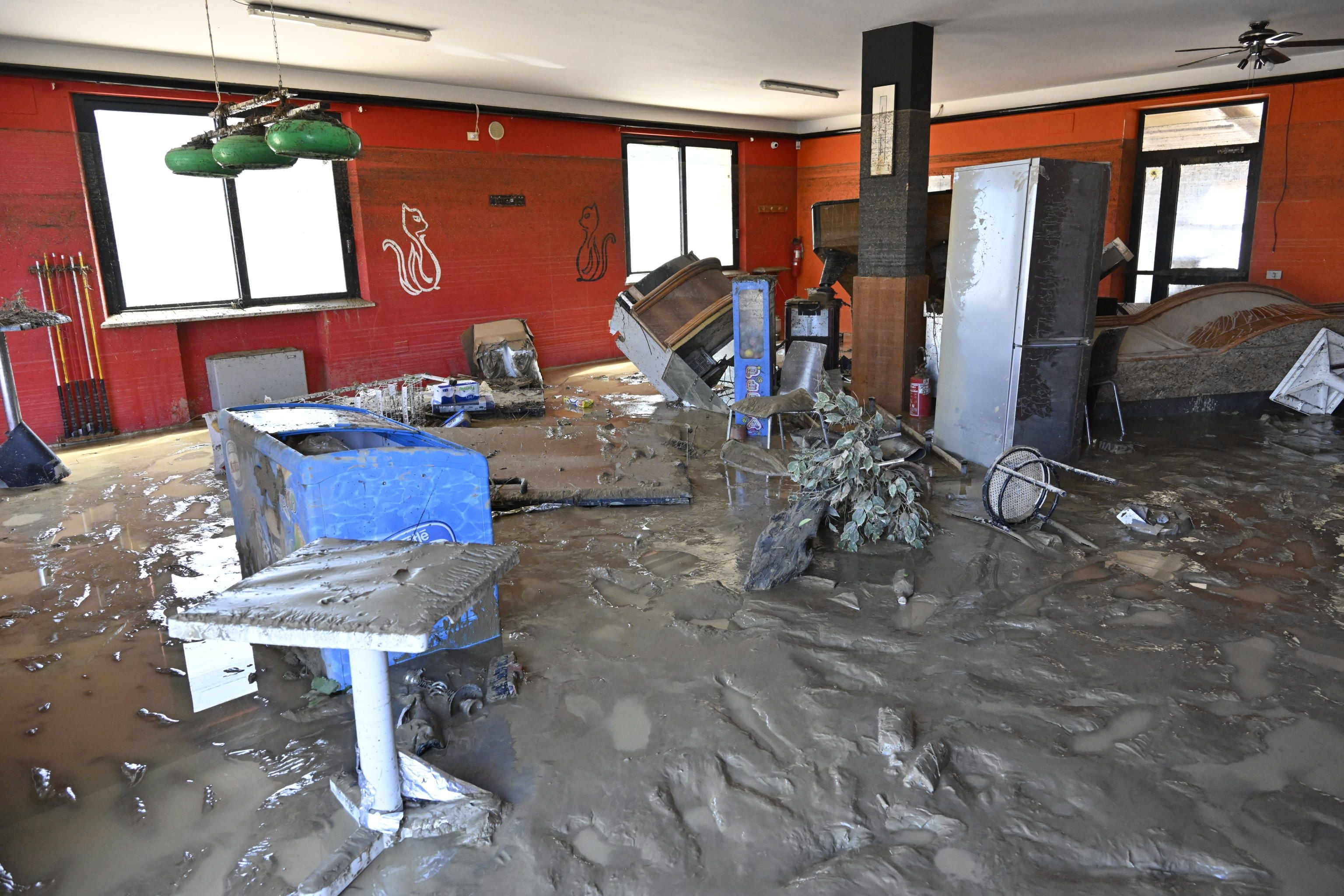 El interior de un edificio inundado y dañado tras las inundaciones repentinas causadas por una bomba de lluvia nocturna, en Pianello di Ostra, provincia de Ancona, centro de Italia. 