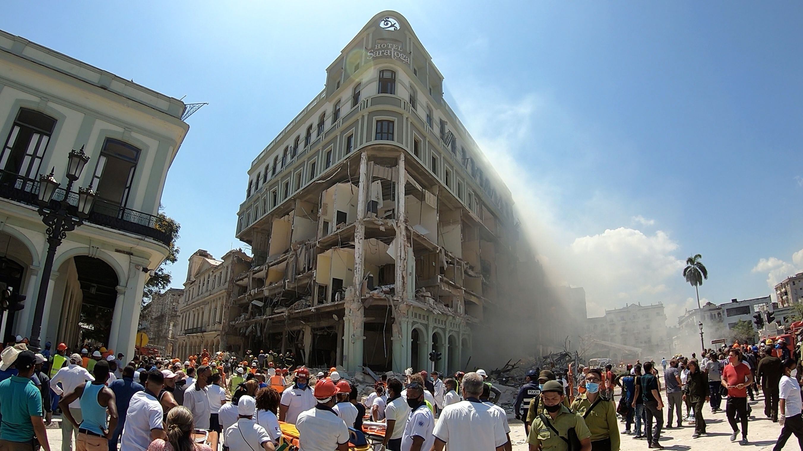 Habitantes y cuerpos de emergencia acuden a la zona tras una explosión en Hotel Saratoga, en la capital cubana. EFE/Ernesto Mastrascusa 