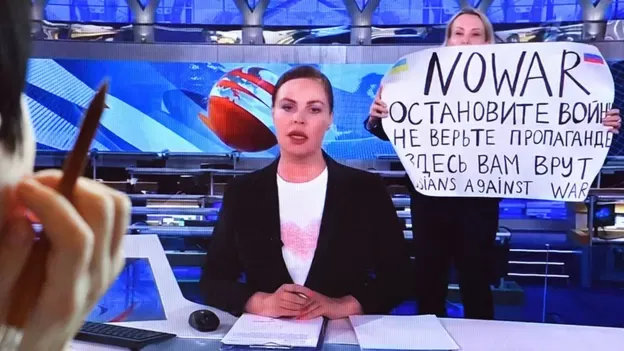 Marina Ovsyannikova sosteniendo un cartel que dice "No a la guerra" en una televisión rusa.