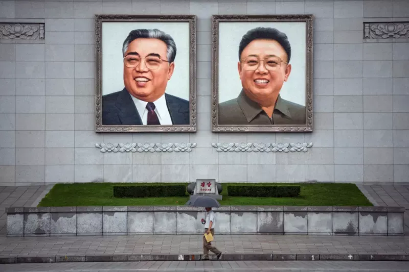 Corea del Norte también se caracteriza por el culto a la personalidad de sus líderes. Retratos como los de la foto (del fundador Kim Il-sung junto a su hijo y sucesor Kim Jong-il), así como estatuas, son omnipresentes en el país. Getty Images