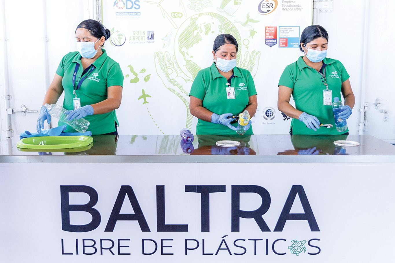 Baltra, Libre de Plásticos es la iniciativa que busca limpiar la isla de estos desechos.