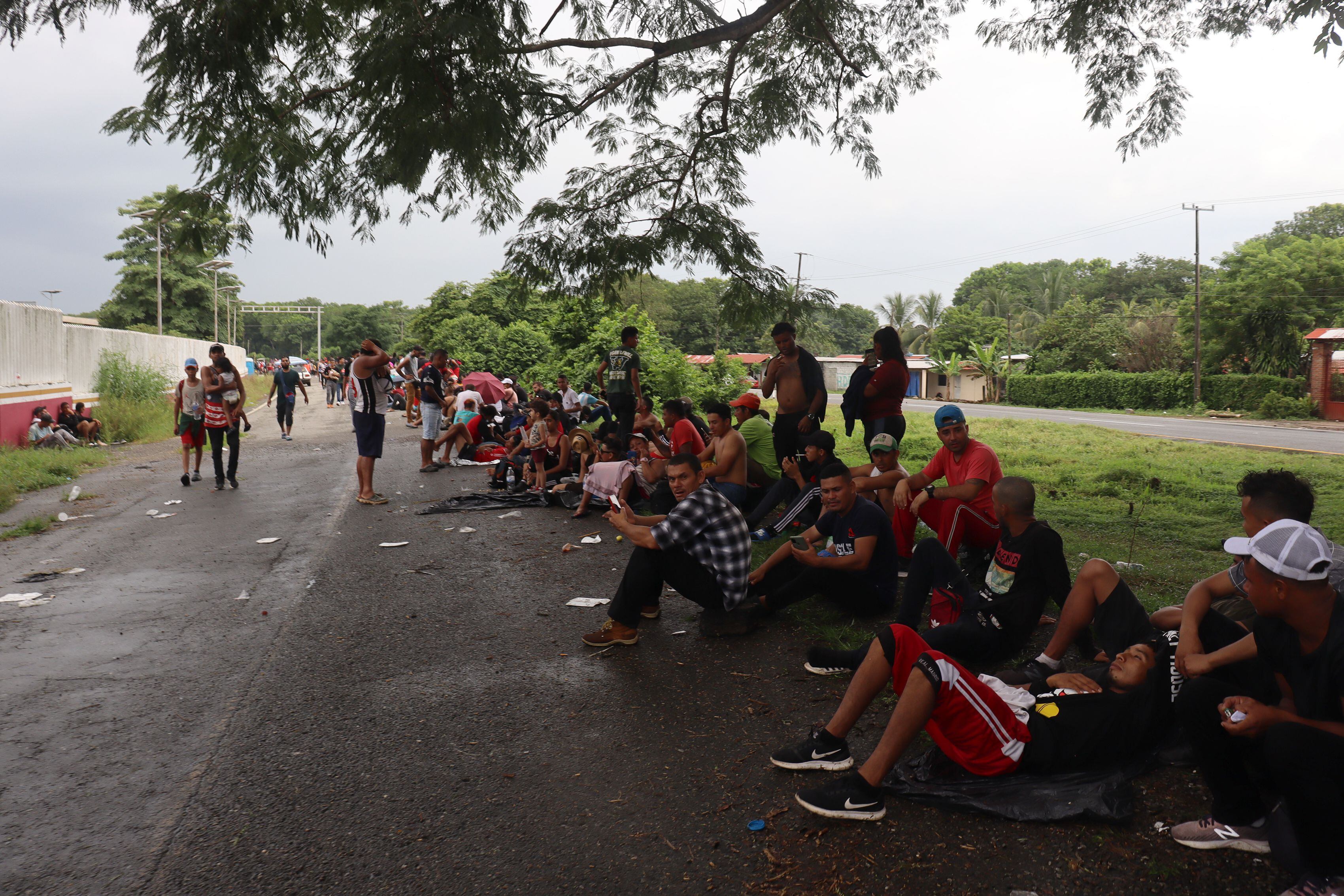 Migrantes descansan en el municipio de Huixtla, en Chiapas (México). EFE/Juan Manuel Blanco 