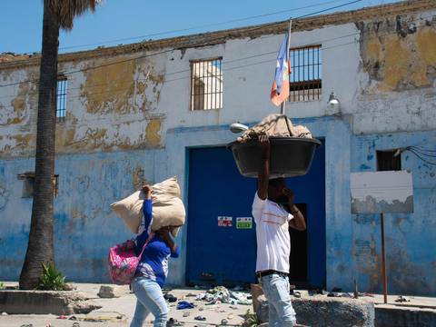 Relativa calma en Haití tras la explosión de violencia de pandillas que liberaron a miles de presos