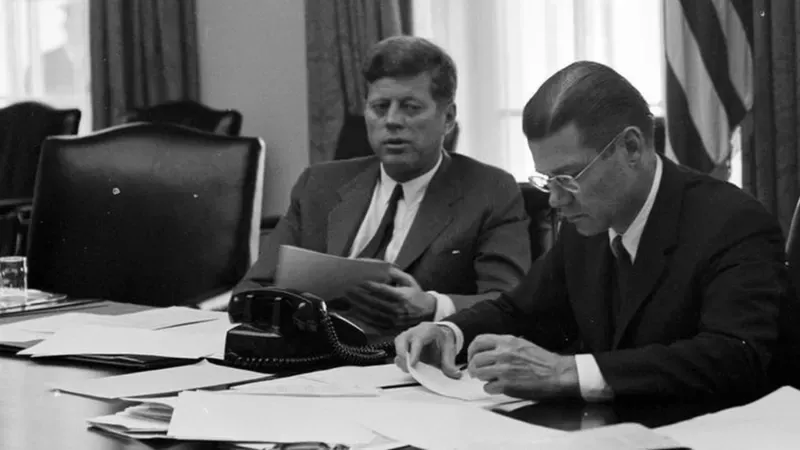 BIBLIOTECA PRESIDENCIAL JOHN F. KENNEDY
Pie de foto,
El presidente John. F. Kennedy junto al ministro de Defensa, Robert McNamara, durante una sesión del EXCOMM.