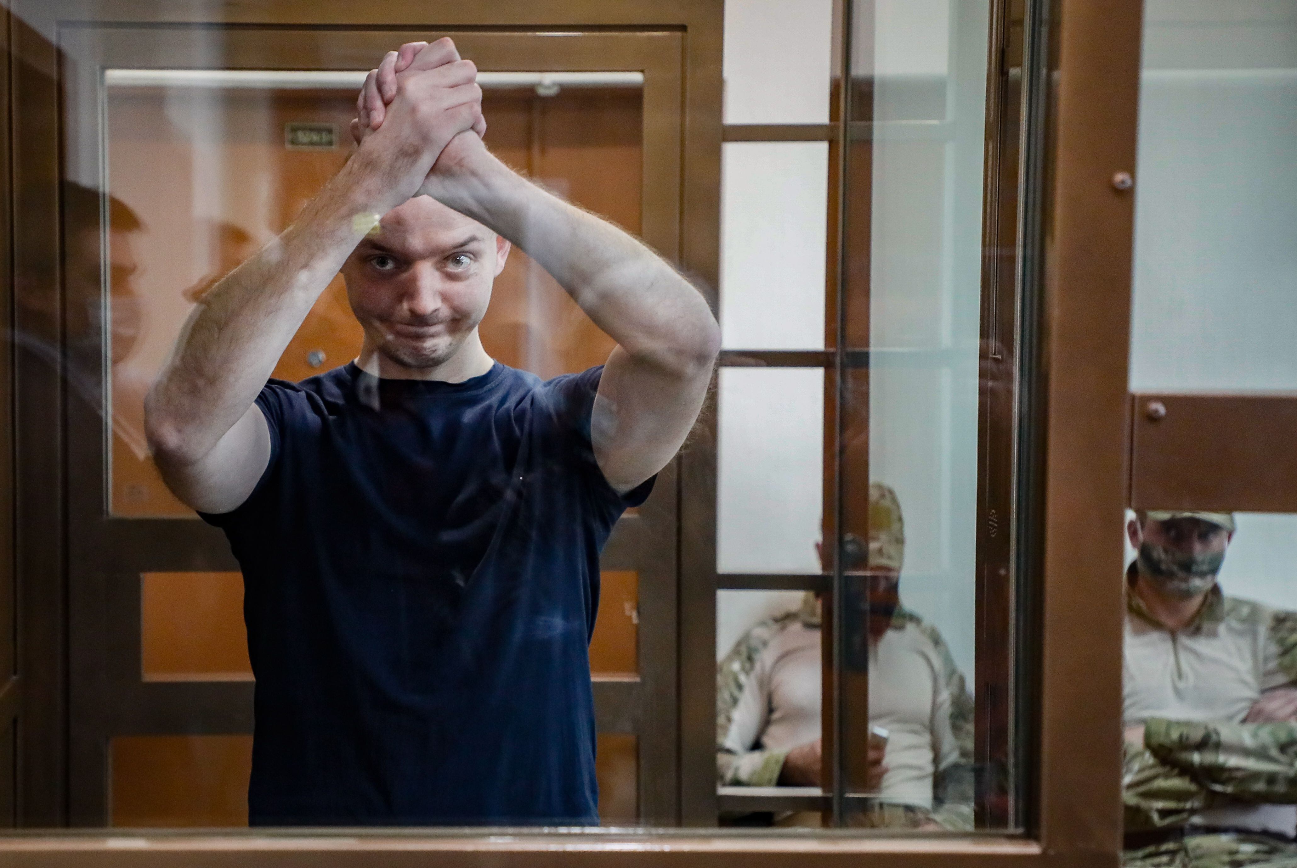 Imagen de archivo de Iván Safrónov, durante un juicio en Moscú. EFE/EPA/YURI KOCHETKOV 