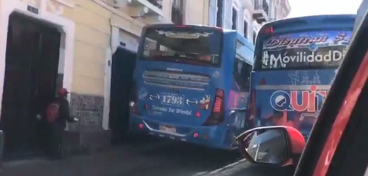 Municipio de Quito anunció sanciones para bus que se subió a la vereda para rebasar a otro en el centro histórico